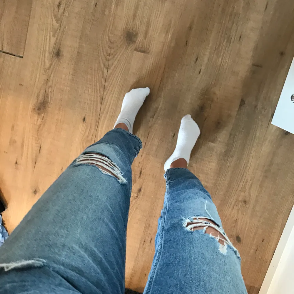 Ett par blåa jeans med hål från hm, mom fit. Jättefina och i fint skick. Finns inte kvar på hemsidan längre, nypris 399, säljer för 200 + frakt. Jeans & Byxor.