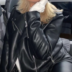 Zara skinnjacka - Skinnjacka från Zara som är slutsåld på hemsidan. Nästan som ny. Köparen står för frakten🥰 