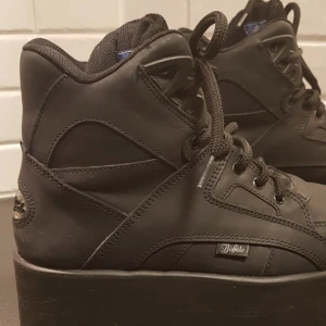  - Buffalo-skor i mycket fint skick. Nypris 1799 kr. Köparen står för frakten. Tveka inte att fråga ifall du undrar något.   Bud vid flera intressenter. Kan ta fler bilder om så önskas. 