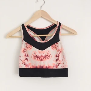  - Sport-bh från New Balance, skitsnygg och bekväm, tyvärr lite för stor för mig så endast använd vid få tillfällen. Finns i Borås men kan skickas mot betalning av porto!