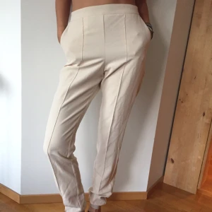  - Byxa från Asos. Aldrig använda, lappen sitter kvar. Materialet känns lite "halt", typ polyester. Längst ner är det muddar i elastiskt material. Swish och du står själv för frakten! Jag är 180cm så byxorna är långa. 