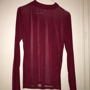  - Vinröd, genomskinlig neontröja (oanvänd av mig).
