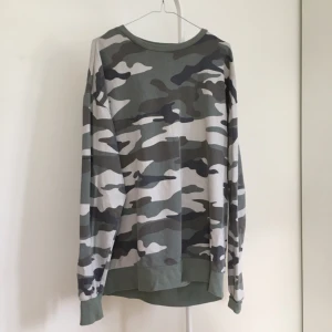  - Cool sweatshirt i militär/grått från H&M, strl Large men funkar absolut på L-S om man vill ha oversize.