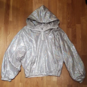  - Coolaste hoodien ever, av designern Romain Kremer.  Silvrig och jätteglittrande.✨ Oversize M (herrstorlek) så passar mellan M-XL beroende på hur man vill ha den. Knappt använd så perfekt skick! Kan ta fler foton.