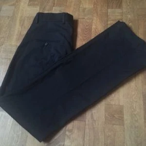  - Kritstrecksrandiga kostymbyxor från Tiger Of Sweden. Står storlek 34 men är garanterat storlek 36! Möts antingen upp i Stockholm eller skickar mot frakt som köparen står för 👽