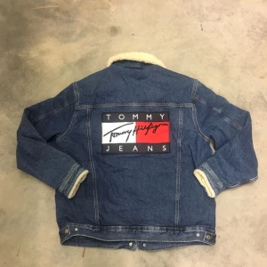  - Perfekta, perfekta sherling jackan från Tommy hilfiger! Helt ny med lappen kvar! Perfekt som oversize, passar alla kön! Har själv storlek S och den sitter sjukt snyggt på! Passa på att fynda denna klenod! Svår att få tag på😀❤️✌🏼  Frakten betalas av köparen för en billig peng😙❤️