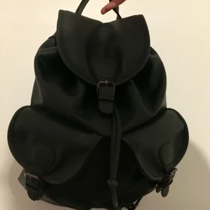  - Even&Odd Ryggsäck/väska 🌸 använt ca 5 månader under normala förhållanden. Det enda slitna är remmen man stänger den med (se bild 2), ganska förväntat. Annars i fint stick.