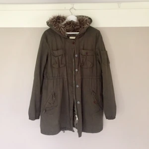  - Klassisk Odd Molly Jacka i militärgrön. Mysig och varm! Väldigt bra skick! Storlek 3, passar en M! Frakt ingår.