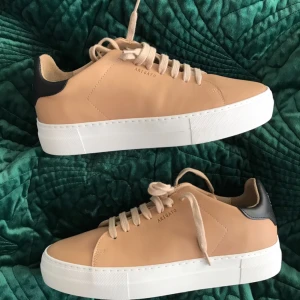  - Ett par helt oanvända AXEL ARIGATO skor, i modellen "Clean 360". Färgen är "Beige" och storleken är EU 39. För mer information kolla på hemsidan!  - Skokarton och påse finns. - Mötes eller skickas.