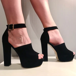  - 13 centimeter klackar med platå från Have2have i storlek 39 säljes för 100kr, frakt tillkommer. Skorna är använda 1 gång och är i väldigt bra skick. Betalning sker via swish. 