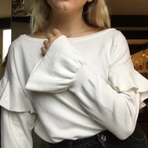  - VOLANGTRÖJA ✨ jättesöt tröja från Zara med volanger och båtringning!! Tröjan är M men passar andra storlekar beroende på hur man vill att den ska sitta!! Använd men i mycket gott skick.