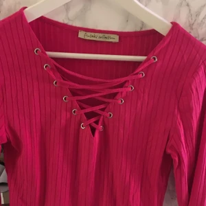  - Snyggt urringad tröja med snörning, från Nakd. Oanvänd. 