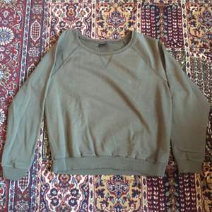 Sweatshirt från Gina Tricot. Den är lite cropped, alltså inte så lång. Använd fåtal gånger. Köparen står för frakt, har Swish:) 