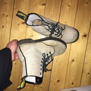  - Dr martens i ”filtmaterial”. Strl 39 köparen står för frakt