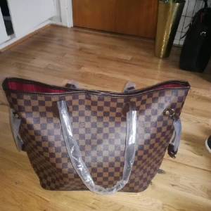  - Fin Louis Vuitton väska i modellen Neverfull,den är helt ny och oanvänd.