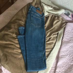 Helt nya, oanvända bootcut jeans från Bik Bok. Storlek S. Nypris 500 kr.
