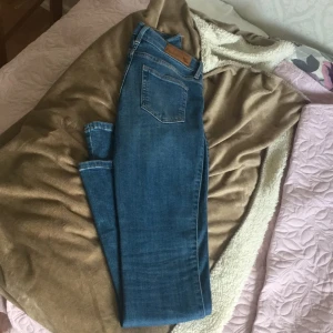  - Helt nya, oanvända bootcut jeans från Bik Bok. Storlek S. Nypris 500 kr.