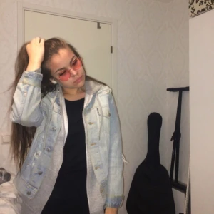  - Jeansjacka med slitna detaljer, inget stelt material, skön och stilish. Köparen står för frakt, kan annars mötas upp i Stadshagen, Kungsholmen 