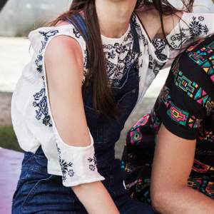 Bohemisk blus med fint mönster från kollektionen H&M ❤️ Coachella. Första bilden lånad av Marta Aguilar. Betalning via Swish, frakt på 35:- tillkommer. 
