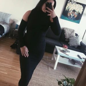  - Sjuktfin klänning från Rebecca Stella, öppning i axlarna och slutar nedanför knäna! Passar mig som har s/m då den är stretchig! ✨