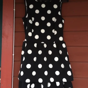  - Prickig volangklänning från Monki. Använd 1 gång.