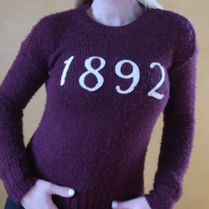  - Supermysig tröja i vinröd på gränsen till lila från Abercombie and Fitch! Sparsamt använd, mycket bra kvalite.💓 