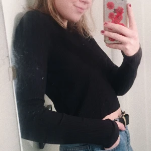  - Jättesnygg ribbad bas t-shirt från Weekday!! Som en vanligt svart tröja fast bättre liksom! Köp!! 