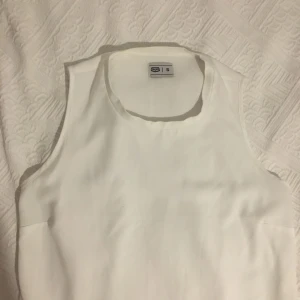  - Tunt, något transparent material. Små slitningar på framsidan, svårt att få på bild. Pris kan diskuteras!!