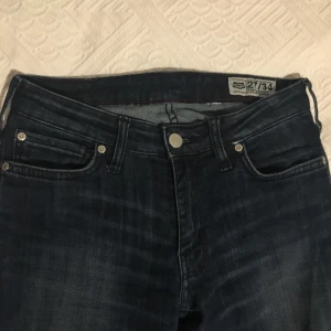  - Crocker smala jeans av modellen pep! skinny, färgen är mörkblå. Lite stretchiga!