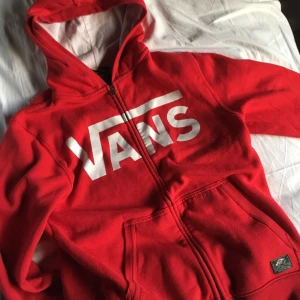  - En skön och varm hoodie från Vans 🌹 Använd en del men fortfarande i bra skick. Det står M i den men skulle nog mer säga S-M.  Kan skicka fler bilder om det behövs!!  Frakt ingår i priset! 