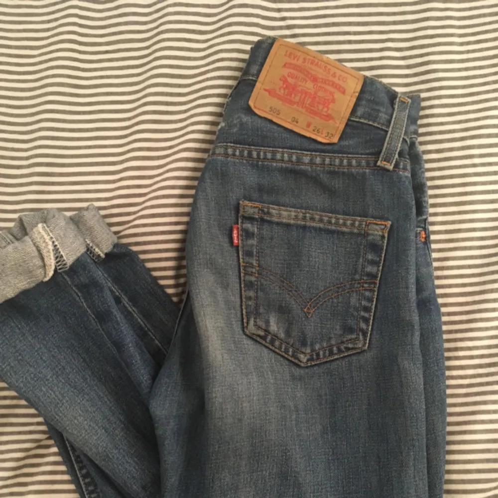 Nu säljer jag mina Levis jeans för ett lågt pris - superfint skick! Säljer bara för att de är försmå för mig ;) köpare står för frakt 💕. Jeans & Byxor.