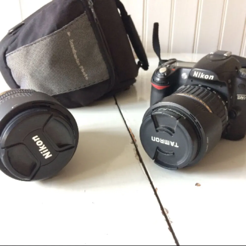 Nikon D80 med 2 objektiv och tillbehör. Kameraväska, batteriladdare och minneskort. Mycket bra skick! . Övrigt.