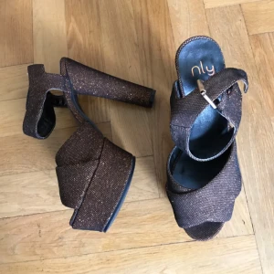  - Glittriga skor ifrån Nelly. Aldrig använda. Jag betalar frakt och har swish 