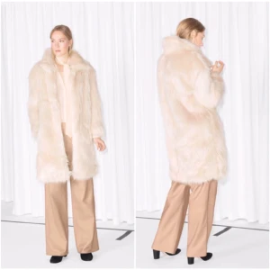  - HELT NY pälskappa (ej äkta päls) från "& other stories", i stl S. Med prislapp kvar.  Den är i färgen vit/beige.  (Nypriset på denna kappa är 1950kr)  Kan ge mått vid förfrågan.   Köpare står för frakt. Kan även mötas upp i Göteborg.