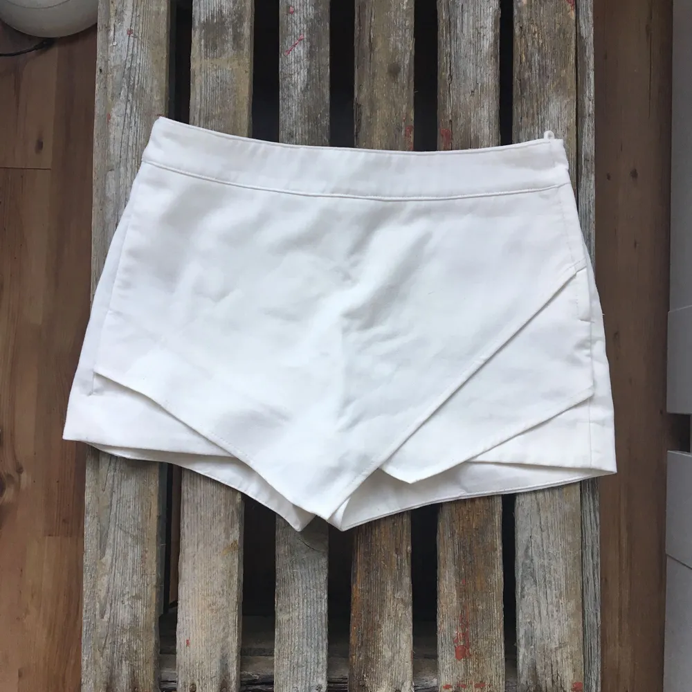 Vit shorts/kjol från H&M. Använda ett fåtal gånger . Shorts.