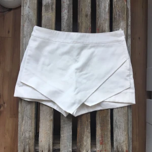  - Vit shorts/kjol från H&M. Använda ett fåtal gånger 