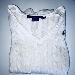 Superfin vit kabelstickad tröja från Ralph Lauren med marinblå logga. Använd max 3 gånger, som ny. Köparen står för frakt. 