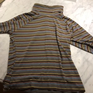  - Fin randig polo från Anna Holtblad. Jättefint märke och skick därav priset :)