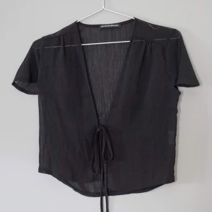  - Svart see-through blus/topp från Brandy Melville • Snörning framtill • Sitter mer som XS än S • Superfint skick