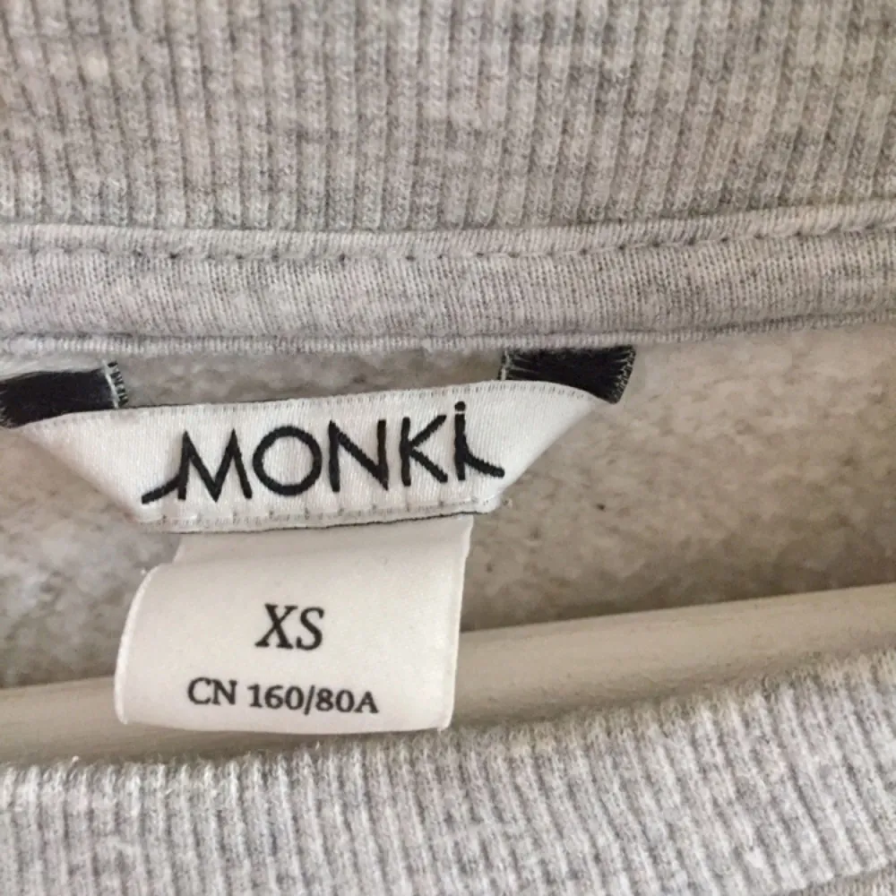 Supermysig tröja från Monki som söker nytt hem✨. Hoodies.