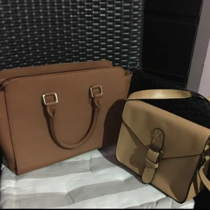  - Väskor 150kr Både 200kr 