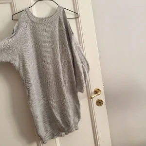  - Längre kofta med bara axlar från bershka. 