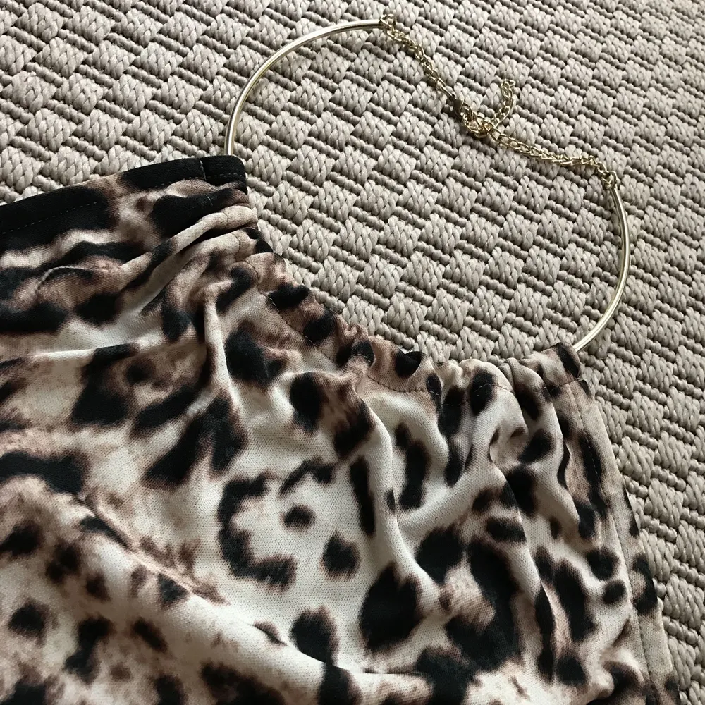 Leopard linne med inbyggt halsband. Aldrig använt. Köpare står för frakt! ✨. Toppar.