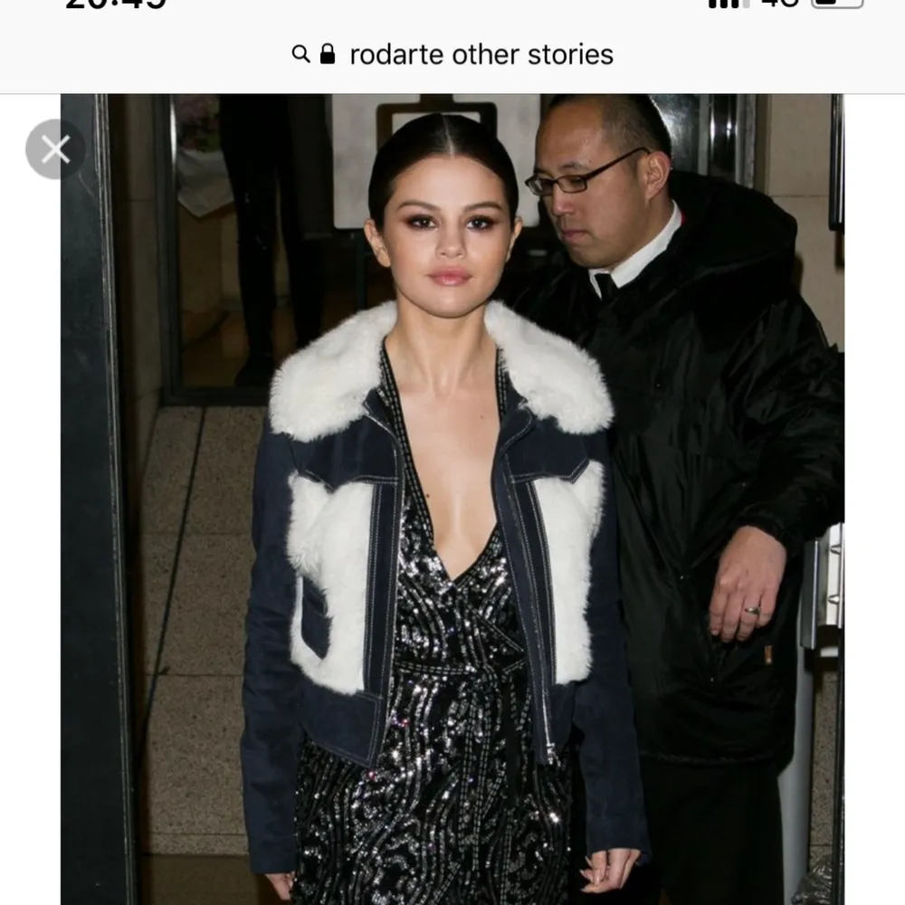 RODARTE X & OTHER STORIES jacka i mörkblå mocka med vita faux-furdetaljer, Sjukt snygg och passar till allt!  Selena Gomez har en likadan ;)  Använd 1-2 gånger och i perfekt skick.  Nypris 3000kr.. Jackor.