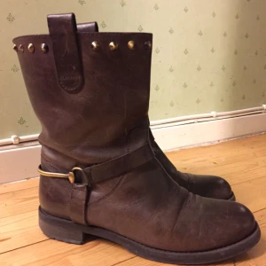 - Bruna skinnstövlar från Rizzo med nitar/ studs och buckle. Typ biker stil.