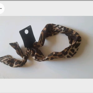  - Hårband med ståltråd i,så man kan göra en rosett av ändarna. Köparen står för frakten. Kan mötas upp i Gävle, Stockholm eller Sundsvall. 