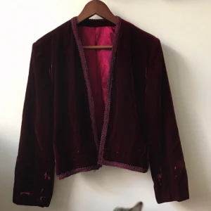  - Superfin jacka i vinröd sammet, beställd från Beyond retros hemsida. Det är inte fläckar utan glans i tyget! :)