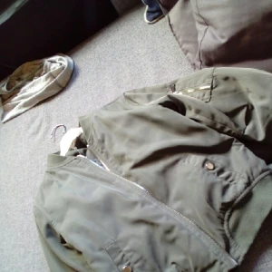  - bombarjacka i fint skick, militärgrön med fick på vänster arm. 