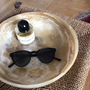  - Sunbuddies utgångna modell Maud. Stilren och klassisk look, hög kvalité. Knappt använda, fodral medföljer. Nypris 1200kr. 