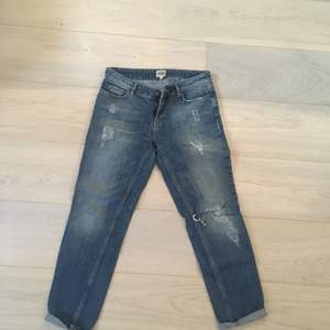 Ljusa slitna jeans i Girlfriend-modell. Ej stretchiga. Skick: bra men använda Stl: 25 Nypris: 599:-